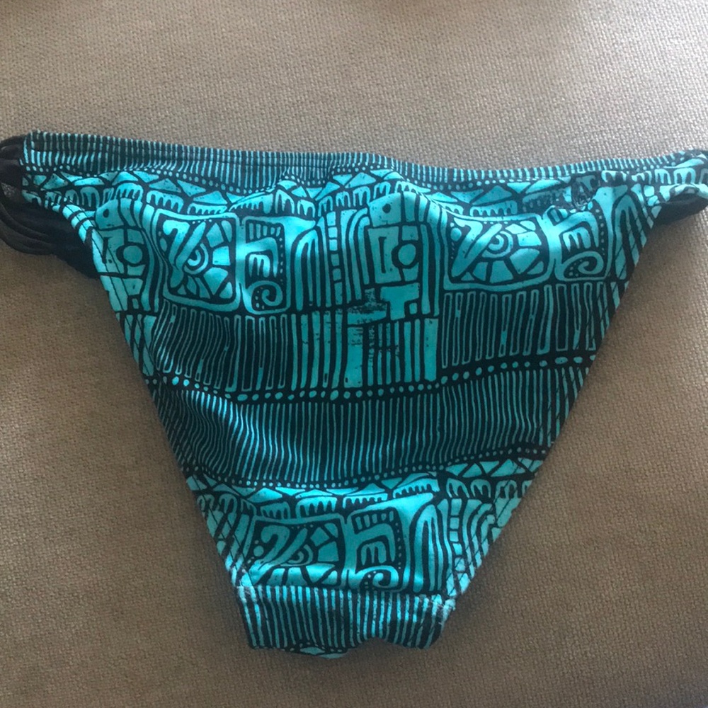 Bikini - Picture 2 of 3